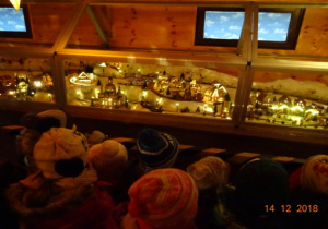 Dzieci oglądają w gablotach miasto Świętego Mikołaja.